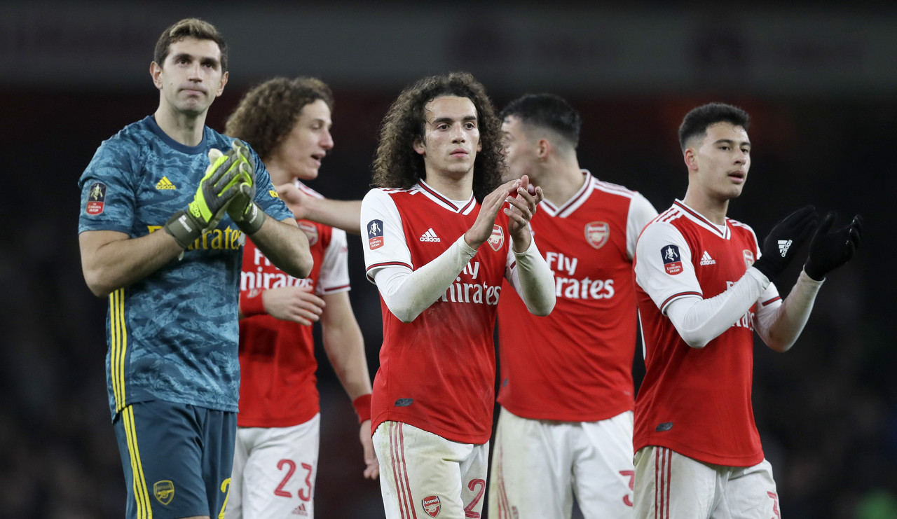 阿森纳伤病潮持续！阿尔特塔证实：莫斯克拉疑似膝踝受伤，防线再遭打击（阿森纳伤情不止！阿尔特塔称莫斯克拉疑膝踝受伤，后防再遭重创）