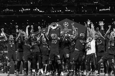 球星晒更衣室照，全队氛围太好了