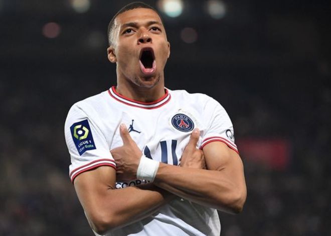 英媒：拜仁有意费耶诺德右后卫里德，但将面临英超俱乐部竞争（英媒称拜仁相中费耶诺德右后卫里德，恐遭英超球队争抢）