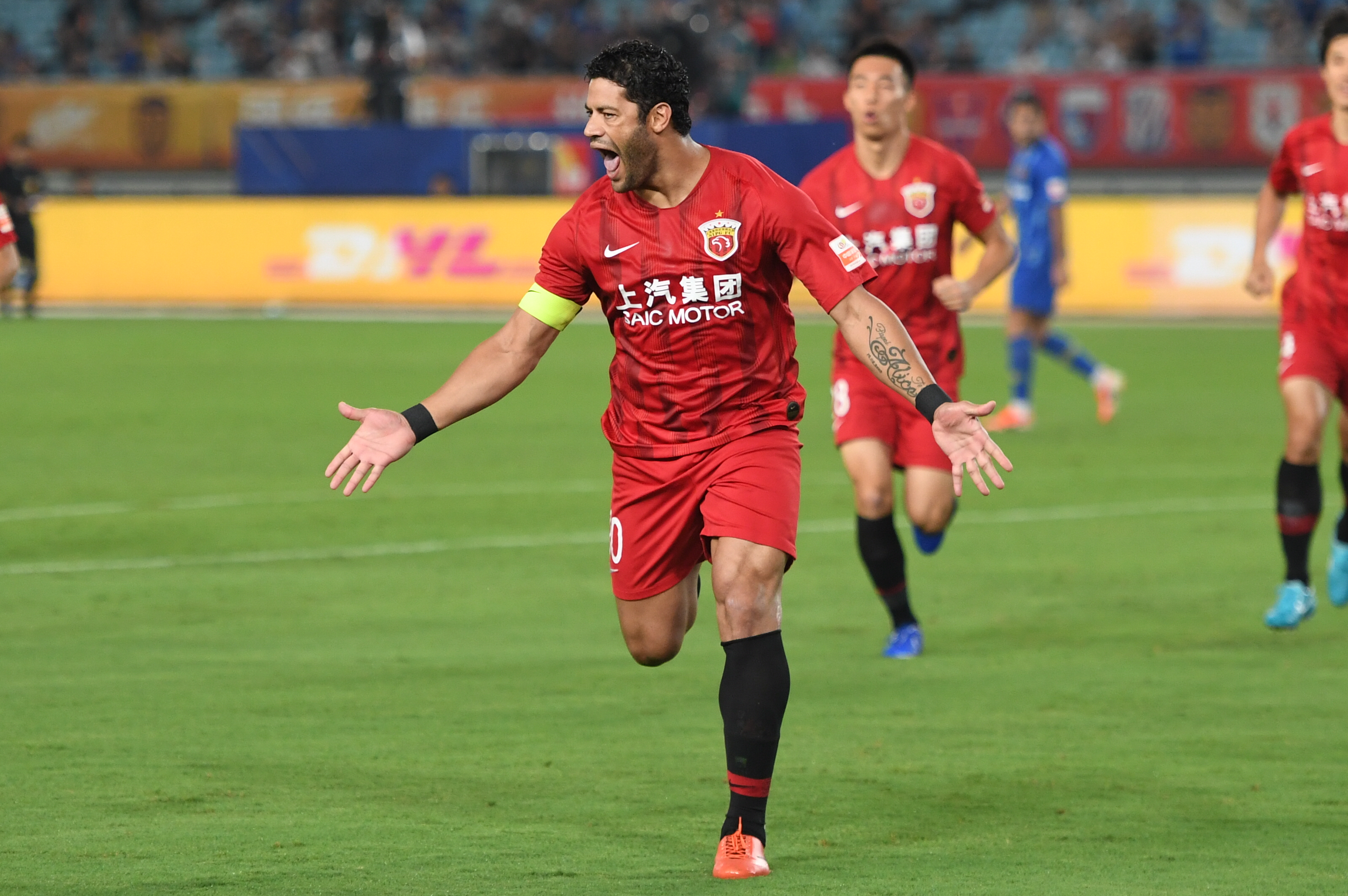 成都蓉城祝贺铜梁龙冲超：期待我们明年中超赛场见（成都蓉城恭贺铜梁龙冲超成功：明年中超赛场相见）