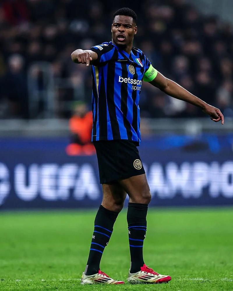 神锋！小蜜蜂前锋蒂亚戈再演梅开二度，联赛13场进11球