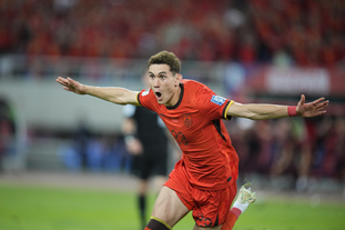 中场核心助攻效率稳居榜首（中场大脑助攻效率稳居第一）