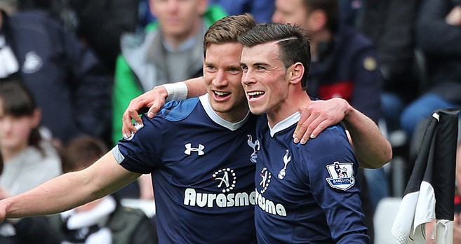 阿斯顿维拉在埃梅里带领下强势冲击英超争冠，与阿森纳激烈争夺榜首。（埃梅里率维拉强势冲冠，与阿森纳鏖战英超榜首）