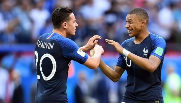 皇马客场4-3奥林匹亚科斯，姆巴佩大四喜，维尼修斯两助攻（姆巴佩独造四球、维尼修斯送出两助，皇马客场4-3险胜奥林匹亚科斯）