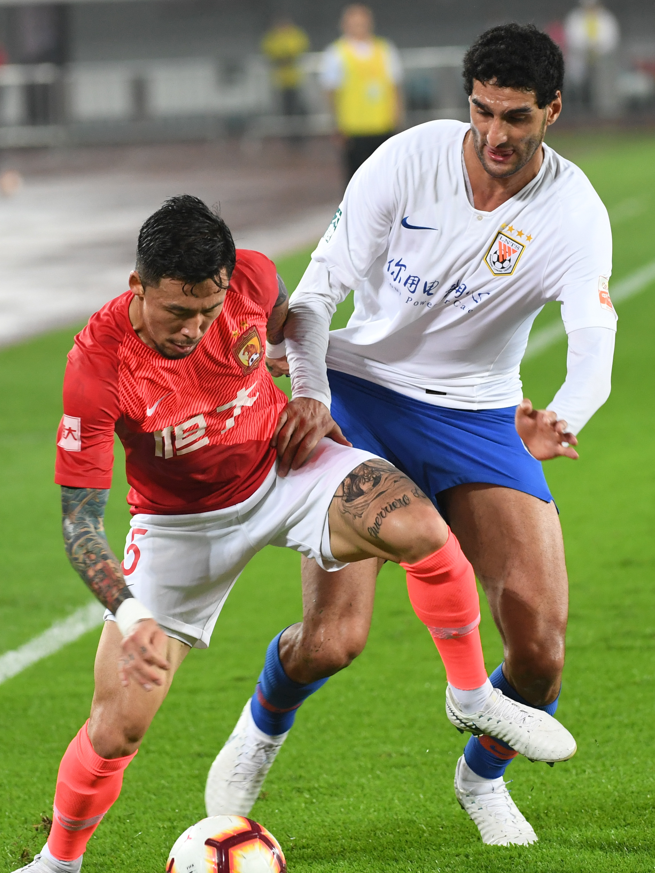 首圈，维斯塔潘起步良好抢到首位，皮亚斯特里挤进内线并过掉诺里斯上至第2，诺里斯第3。（首圈：维斯塔潘强势领跑，皮亚斯特里内线超车升至第二，诺里斯第三）