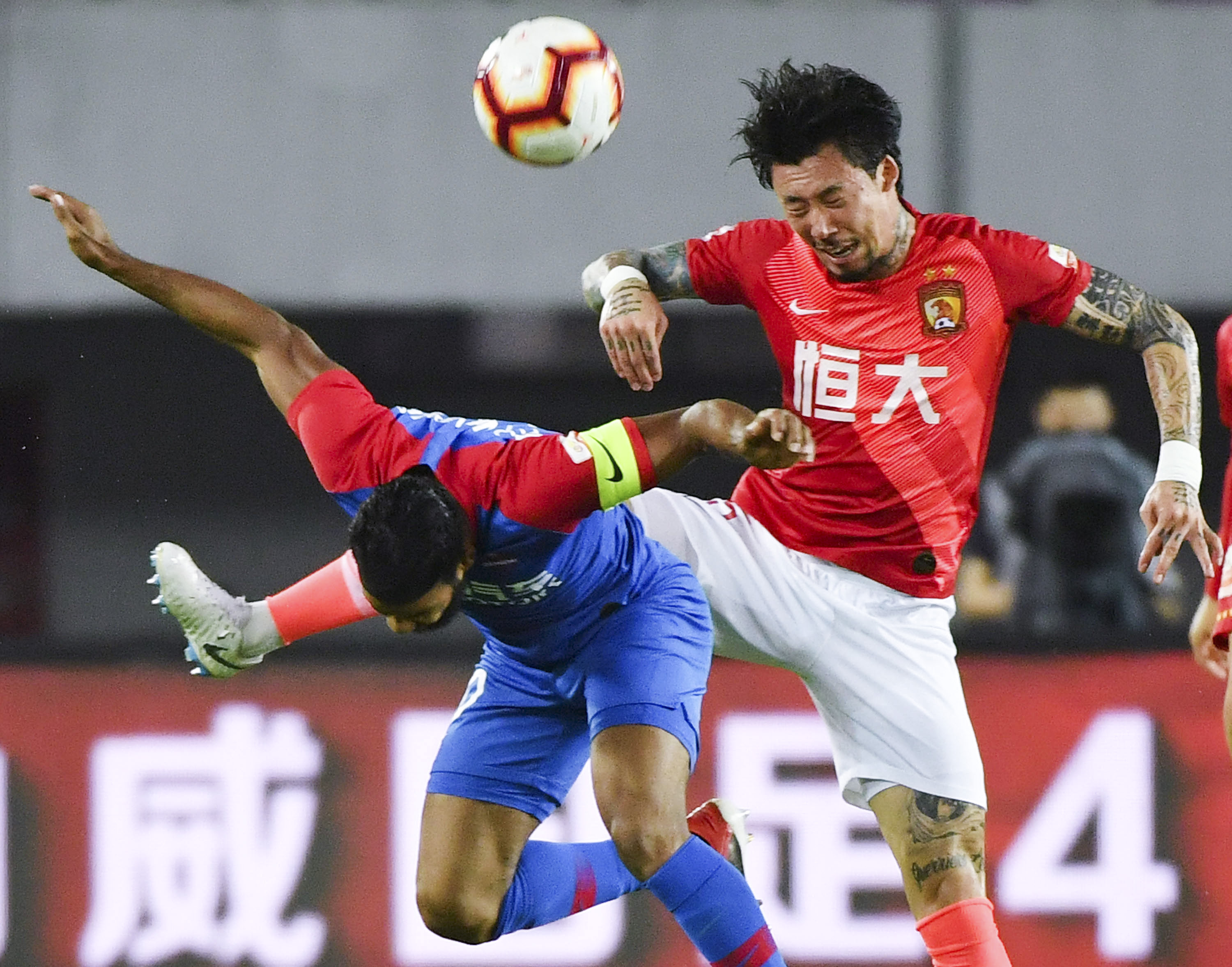 国际米兰和利物浦管理层举行欧足联午餐会（欧足联午宴：国际米兰与利物浦高层会晤）