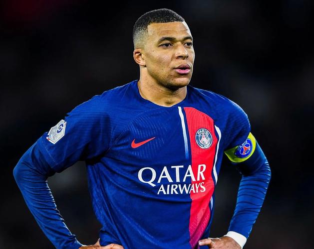 非洲杯再次爆发争议判罚，引球迷不满（非洲杯争议判罚再度上演，球迷不满升级）